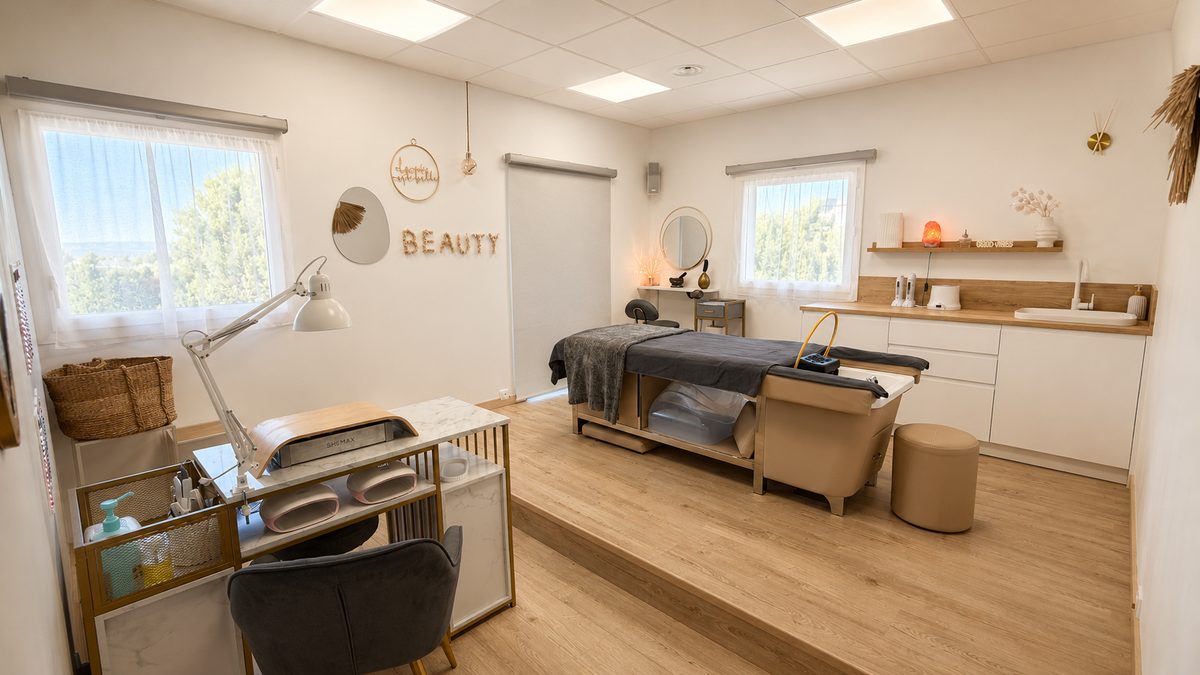 Cabine de soin lumineuse de So Bodyful : table de massage, poste ongulaire et lettrage BEAUTY