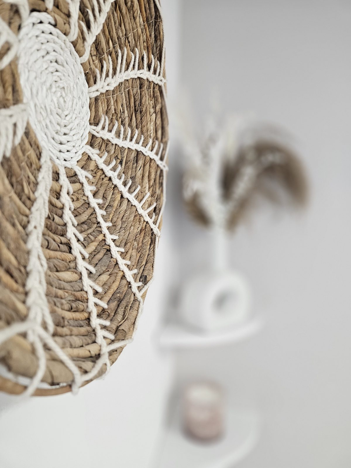 Détail décoratif : panier tressé et pampas, inspiration naturelle et Bali