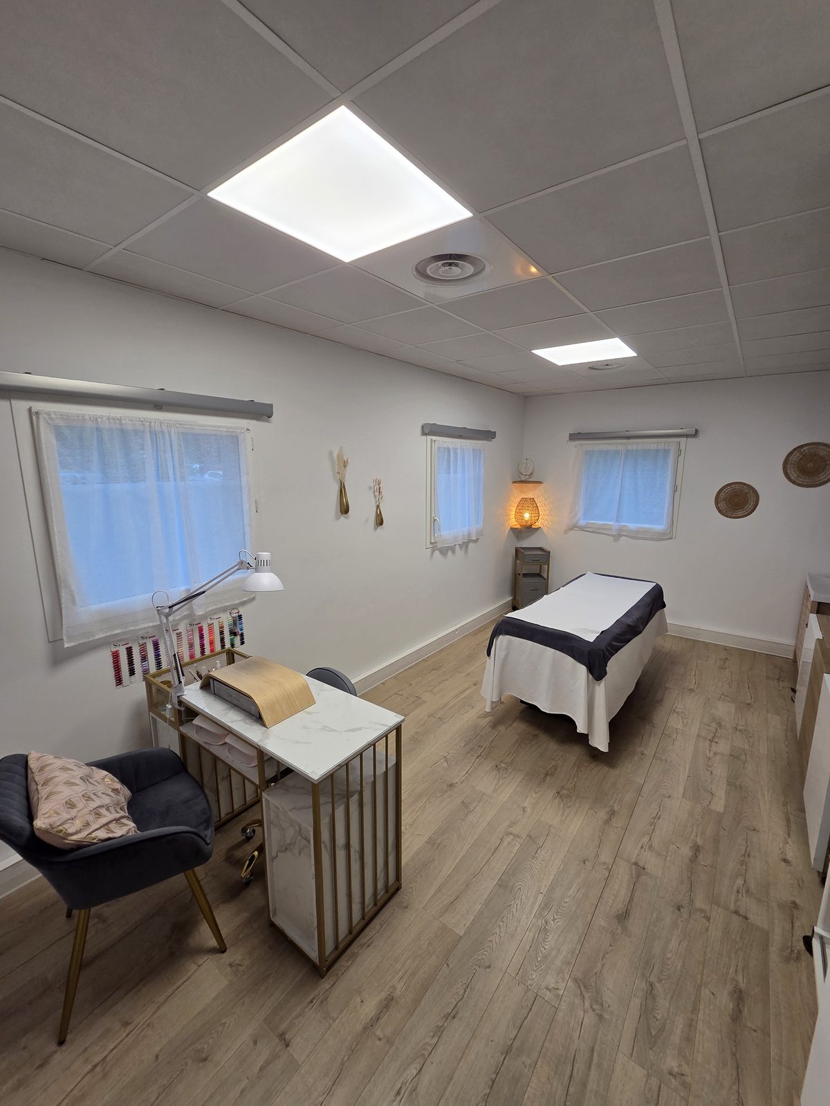 Vue large d’une cabine de soin So Bodyful, lumineuse et épurée