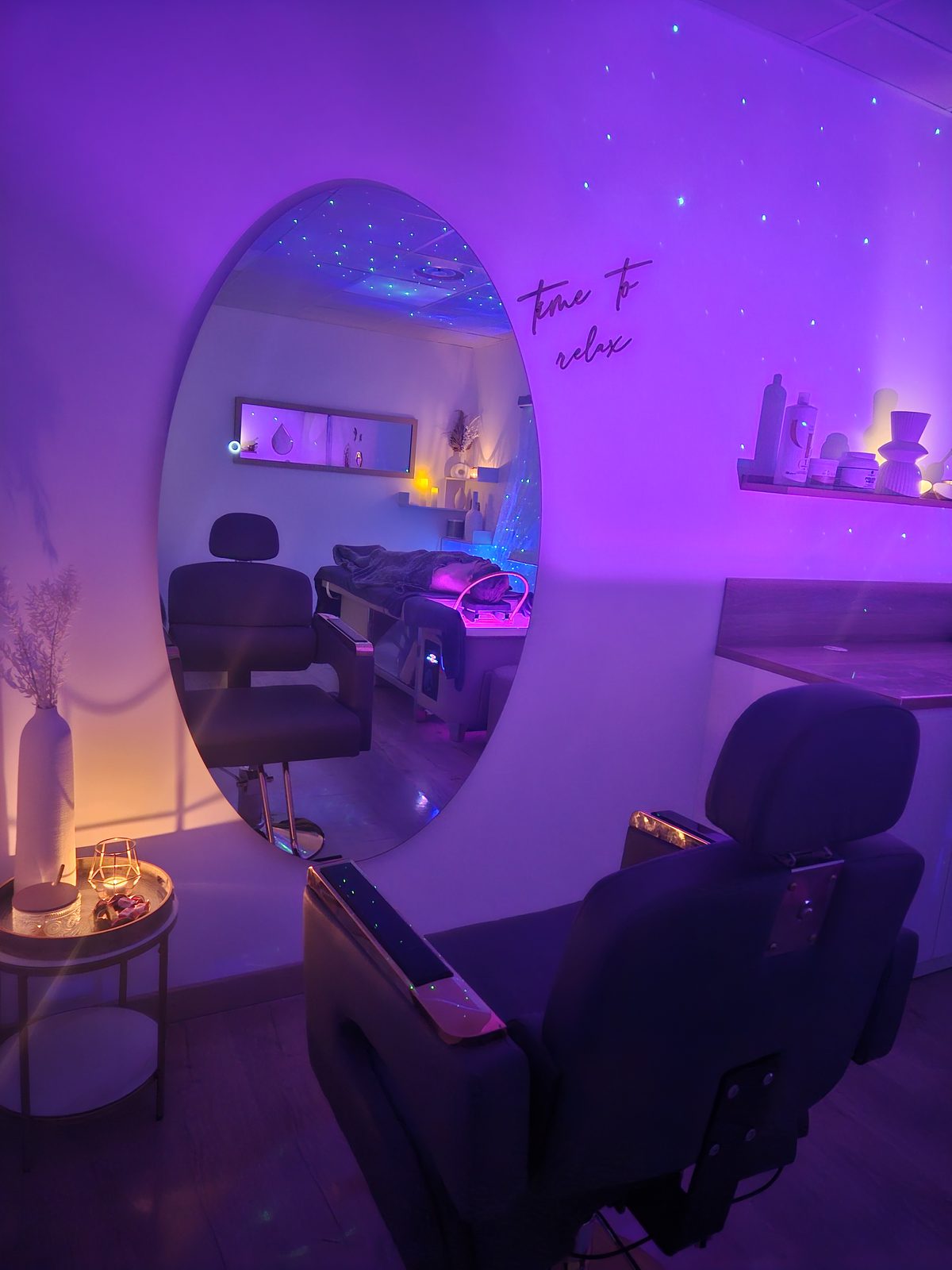 Cabine Head Spa baignée d’une lumière violette apaisante, plafond étoilé