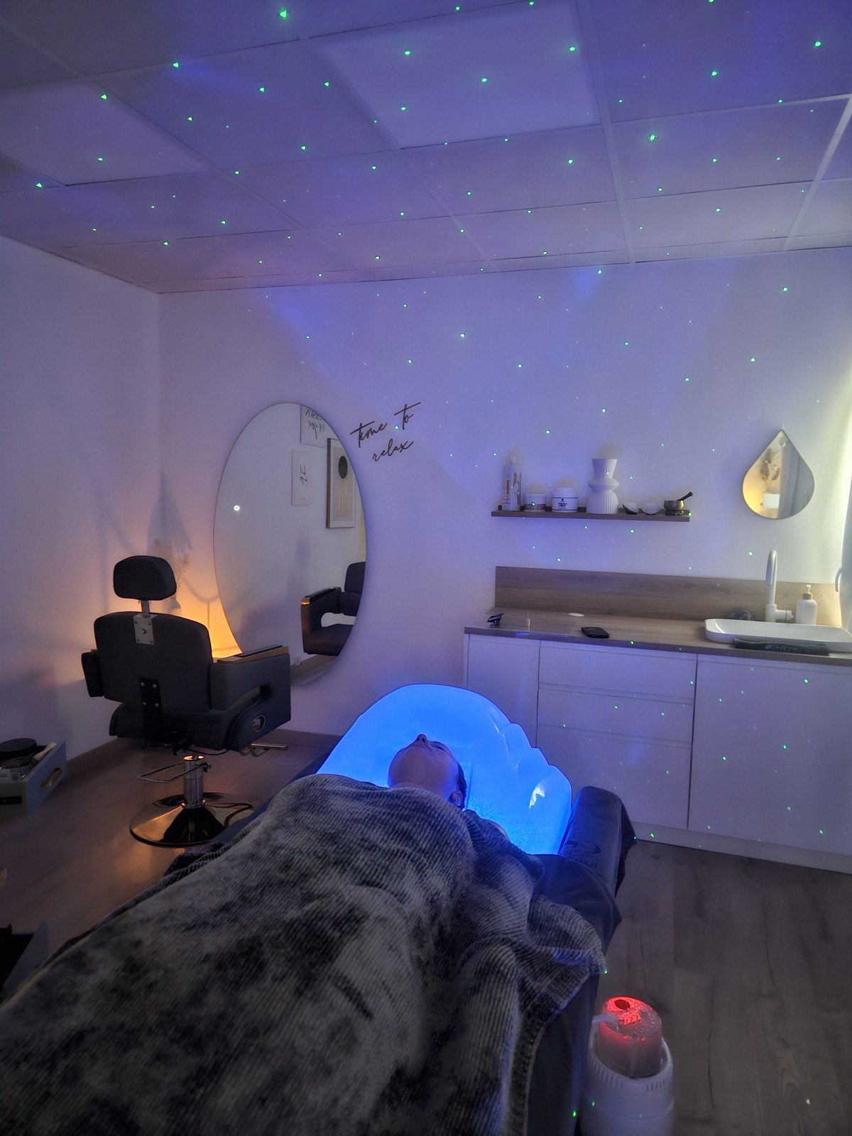 Bac de lavage lumineux du Head Spa et plafond étoilé