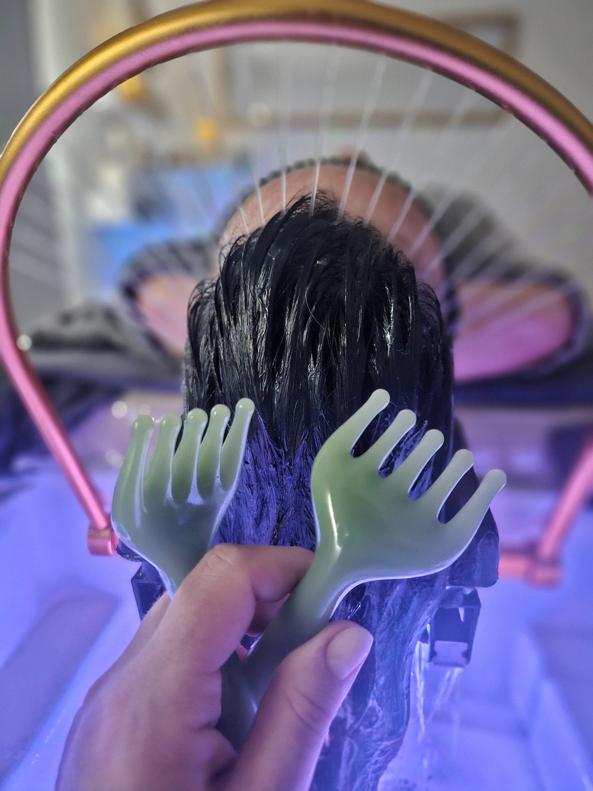 Rituel Head Spa en cours : massage du cuir chevelu sous une lumière douce