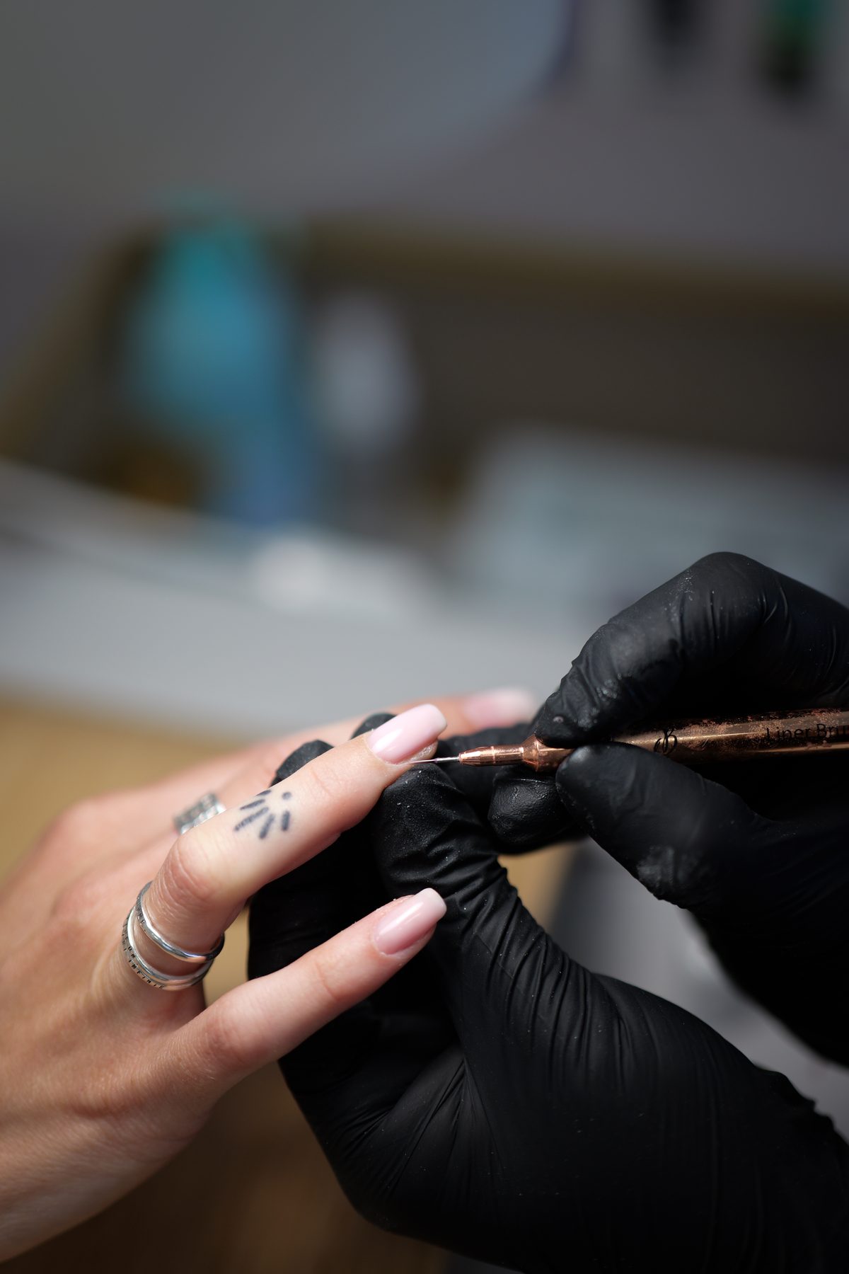Gros plan sur un nail art doré réalisé à la main