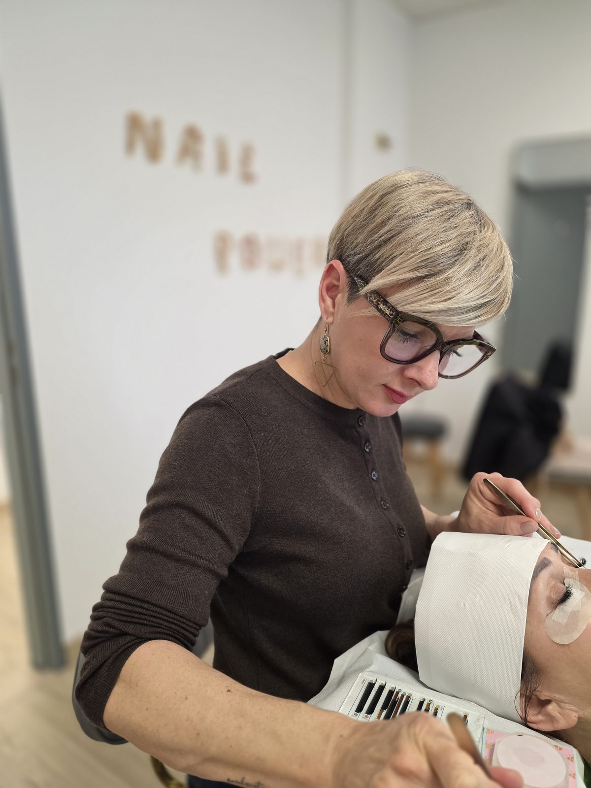 Praticienne So Bodyful concentrée pendant un soin du visage