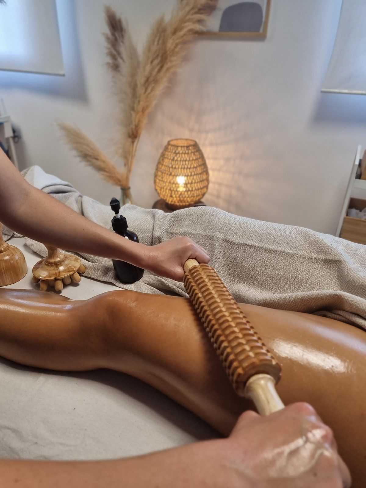 Massage du corps aux rouleaux de bois (maderothérapie) dans une ambiance cocooning